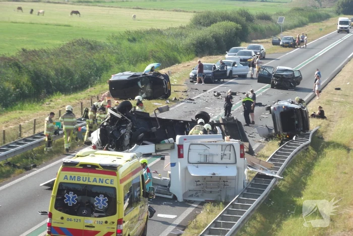 Grote ravage op snelweg na verkeersongeval