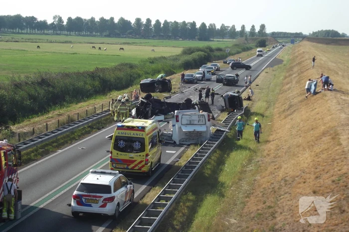 Grote ravage op snelweg na verkeersongeval
