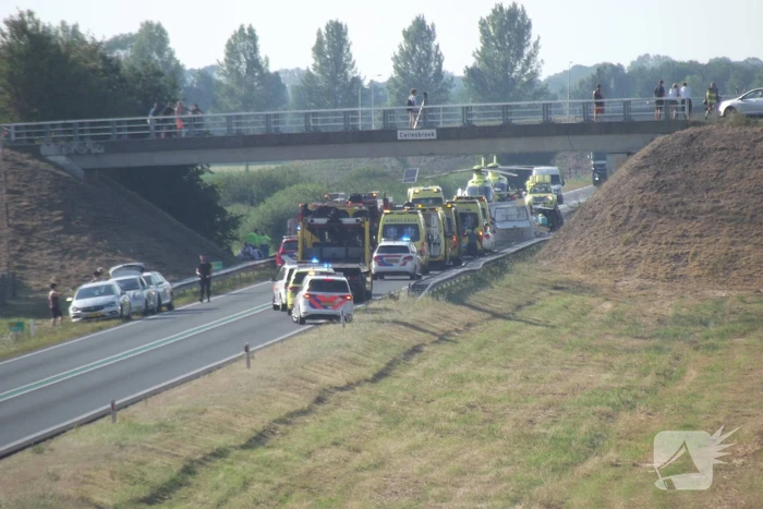 Grote ravage op snelweg na verkeersongeval