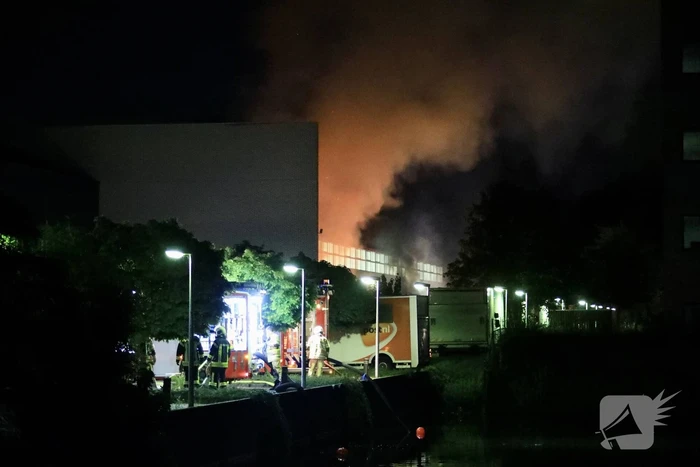 Meerdere vrachtwagens in brand sorteercentrum PostNL