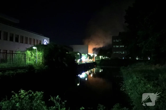 Meerdere vrachtwagens in brand sorteercentrum PostNL