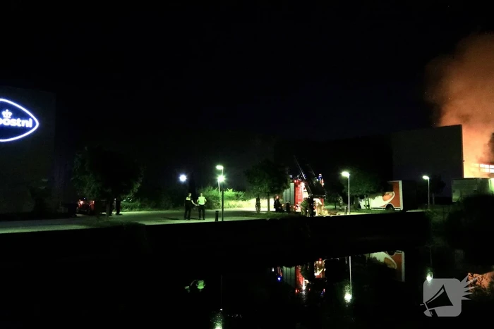 Meerdere vrachtwagens in brand sorteercentrum PostNL