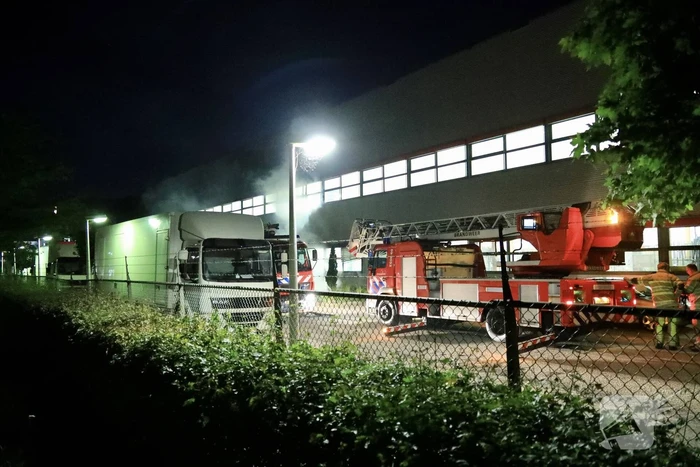 Meerdere vrachtwagens in brand sorteercentrum PostNL