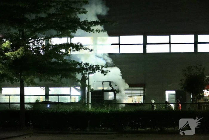 Meerdere vrachtwagens in brand sorteercentrum PostNL