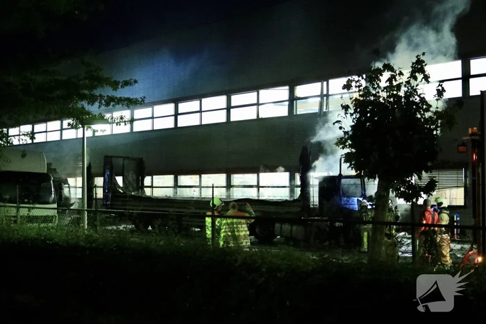 Meerdere vrachtwagens in brand sorteercentrum PostNL