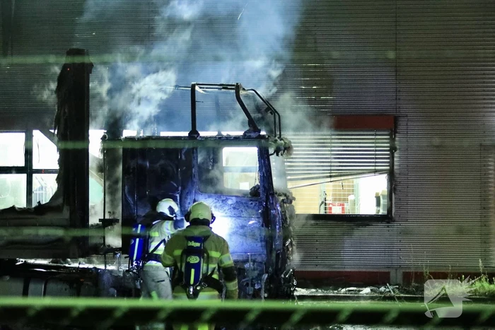Meerdere vrachtwagens in brand sorteercentrum PostNL