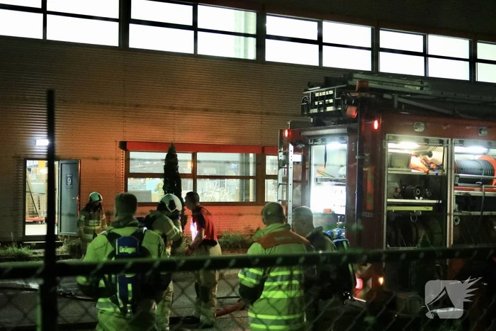 Meerdere vrachtwagens in brand sorteercentrum PostNL