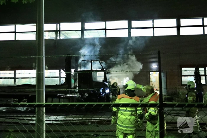 Meerdere vrachtwagens in brand sorteercentrum PostNL