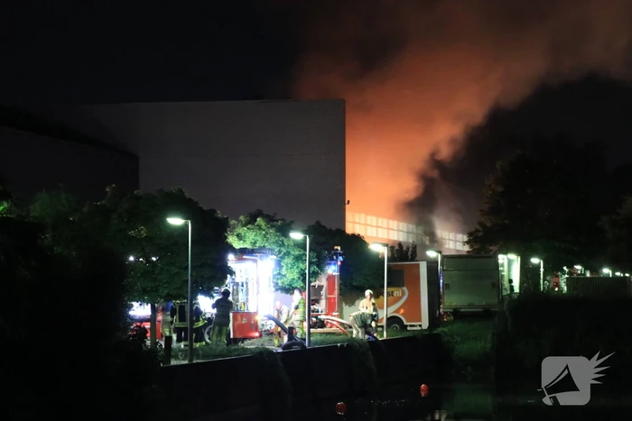 Meerdere vrachtwagens in brand sorteercentrum PostNL