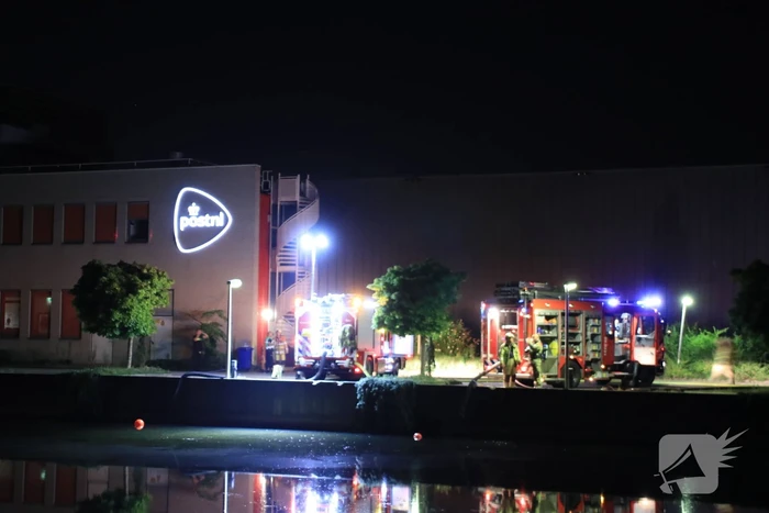 Meerdere vrachtwagens in brand sorteercentrum PostNL