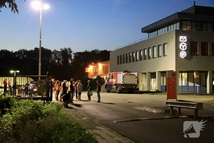 Meerdere vrachtwagens in brand sorteercentrum PostNL
