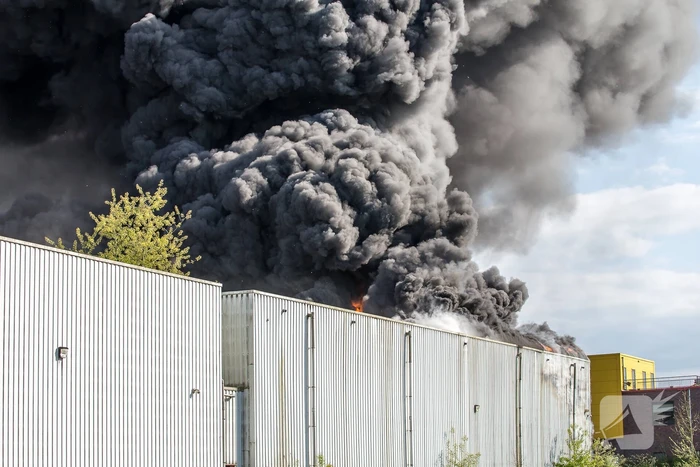 Brandweerlieden uren druk met complexe brand in bedrijfspand