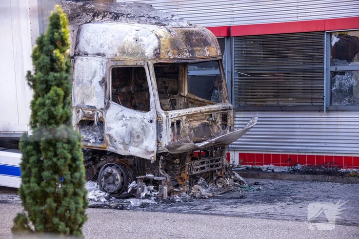 Enorme schade bij brand in vrachtwagens bij PostNL