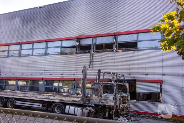 Enorme schade bij brand in vrachtwagens bij PostNL