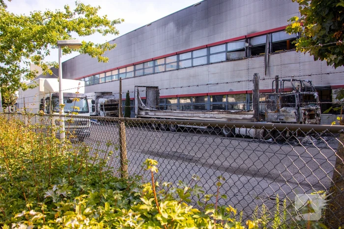 Enorme schade bij brand in vrachtwagens bij PostNL
