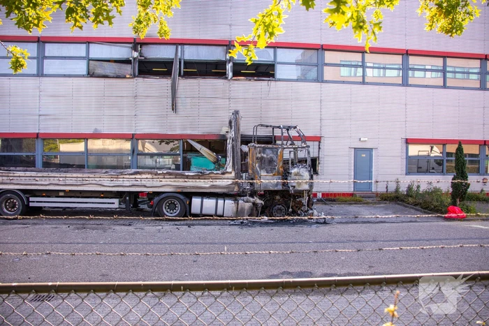 Enorme schade bij brand in vrachtwagens bij PostNL