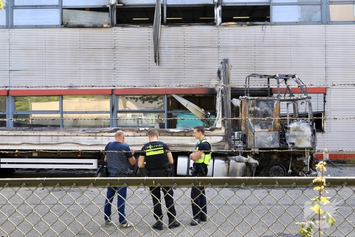 Enorme schade bij brand in vrachtwagens bij PostNL