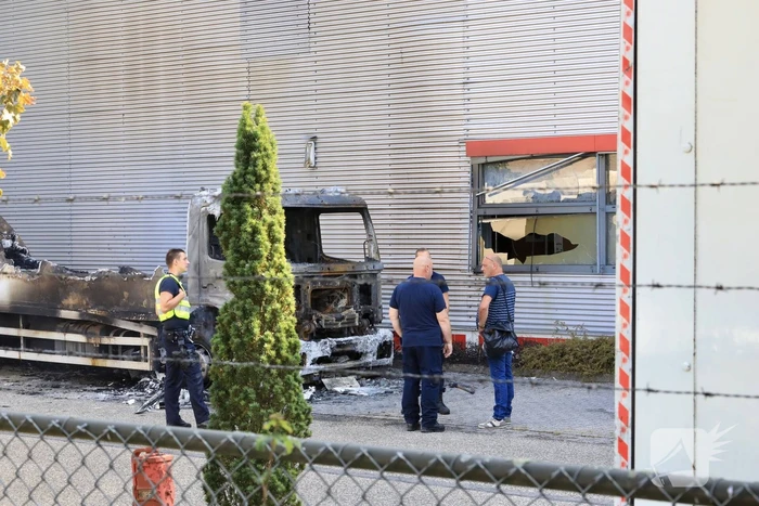 Enorme schade bij brand in vrachtwagens bij PostNL