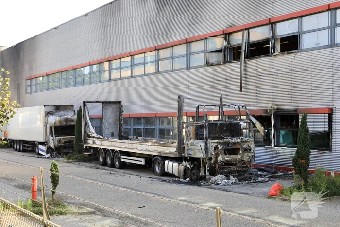 Enorme schade bij brand in vrachtwagens bij PostNL