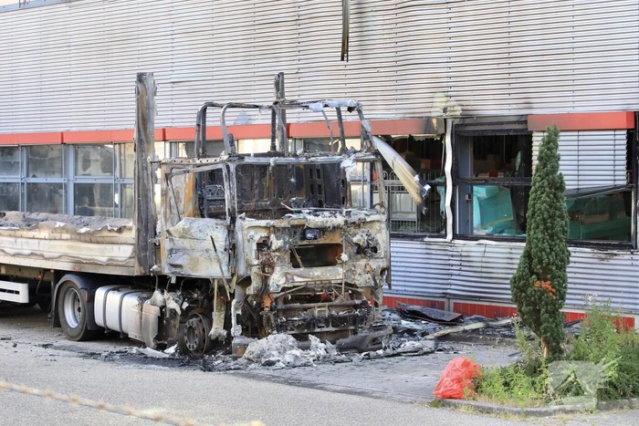 Enorme schade bij brand in vrachtwagens bij PostNL