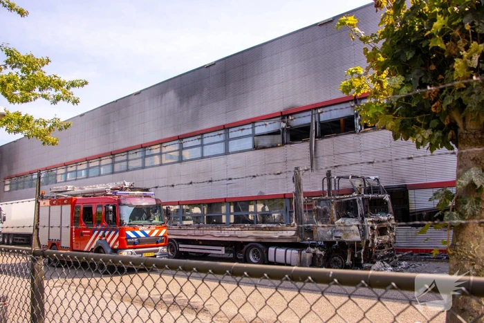 Enorme schade bij brand in vrachtwagens bij PostNL