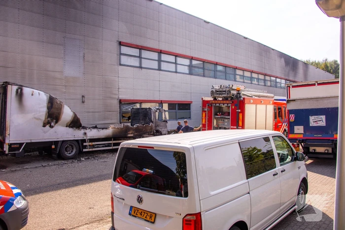 Enorme schade bij brand in vrachtwagens bij PostNL