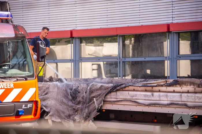 Enorme schade bij brand in vrachtwagens bij PostNL