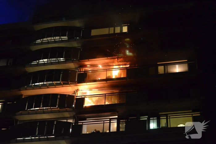Uitslaande brand verwoest flatwoning