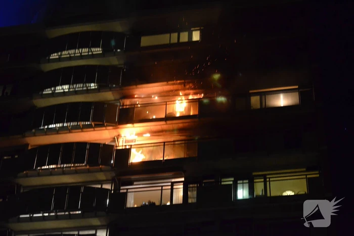 Uitslaande brand verwoest flatwoning