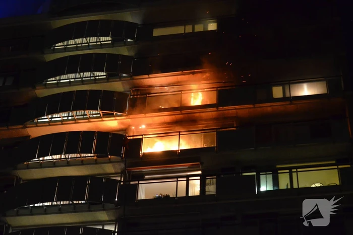 Uitslaande brand verwoest flatwoning