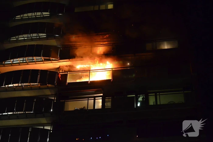 Uitslaande brand verwoest flatwoning