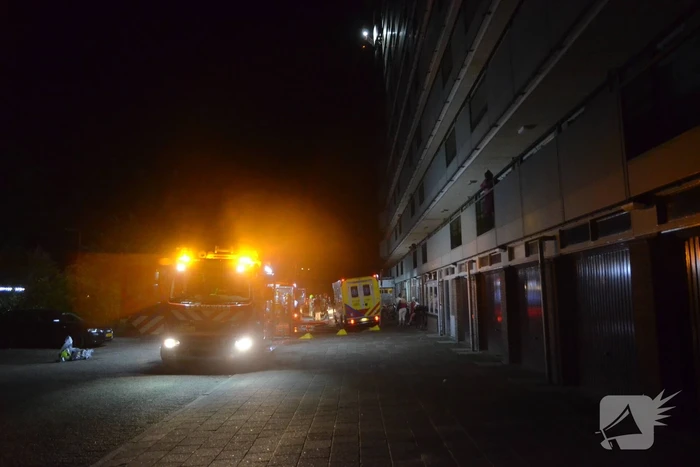 Uitslaande brand verwoest flatwoning