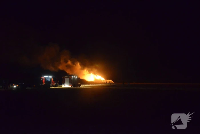 Grote stapel met wilgenhout vliegt in brand