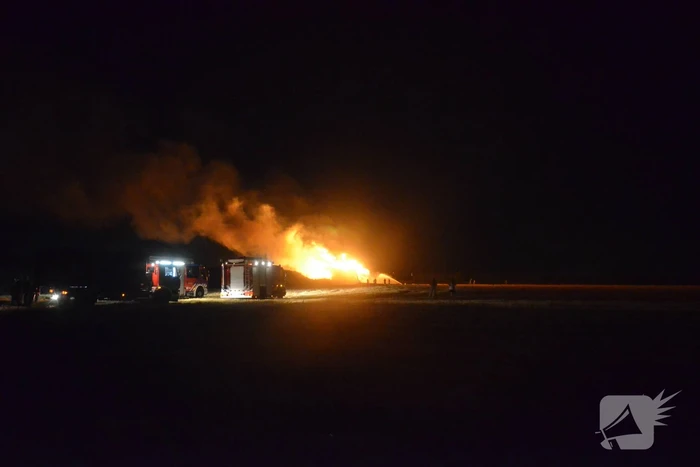 Grote stapel met wilgenhout vliegt in brand