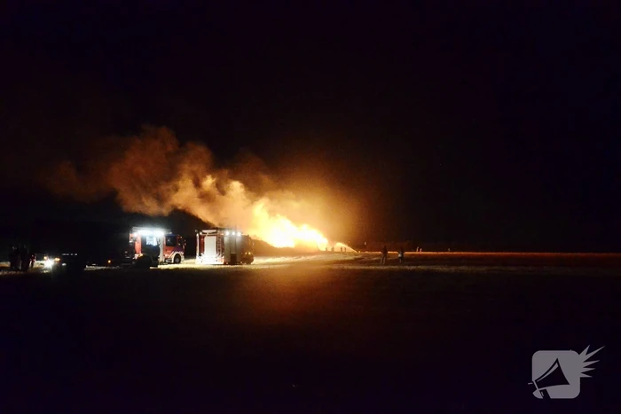 Grote stapel met wilgenhout vliegt in brand