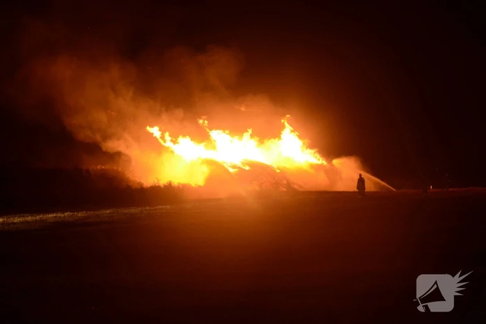 Grote stapel met wilgenhout vliegt in brand