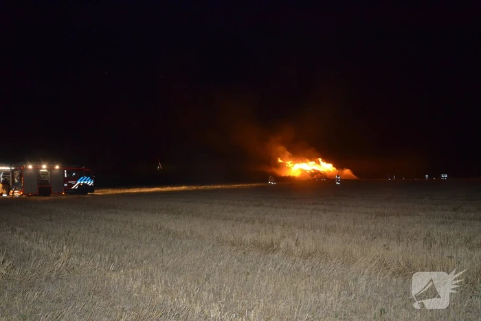 Grote stapel met wilgenhout vliegt in brand