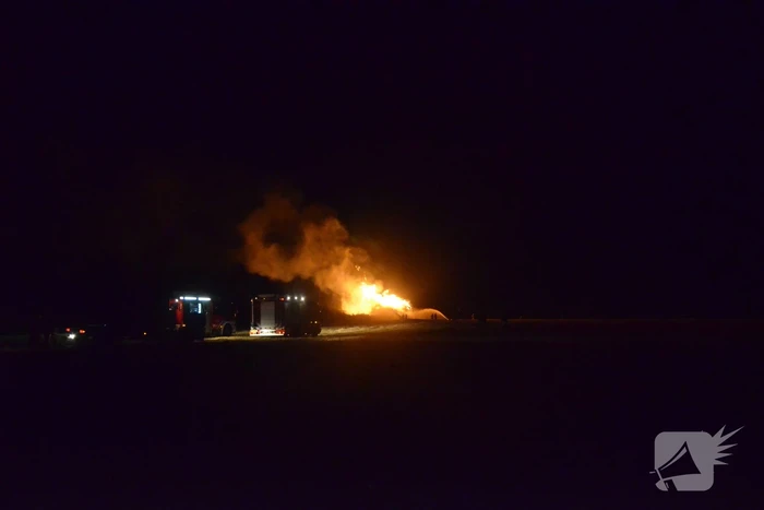 Grote stapel met wilgenhout vliegt in brand
