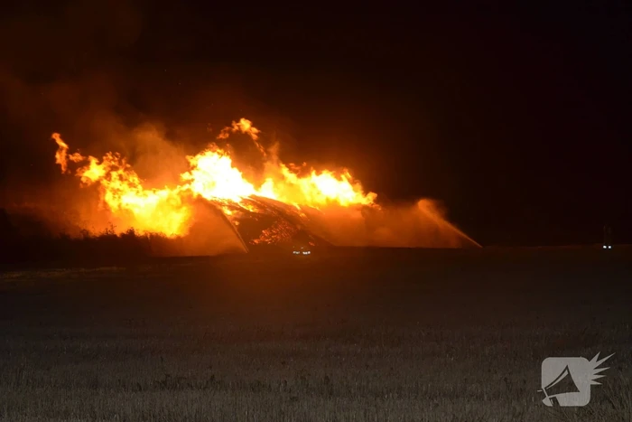 Grote stapel met wilgenhout vliegt in brand