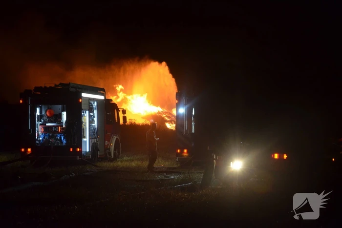 Grote stapel met wilgenhout vliegt in brand
