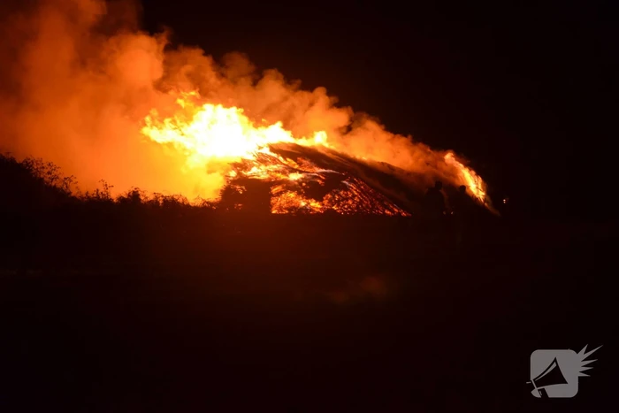Grote stapel met wilgenhout vliegt in brand