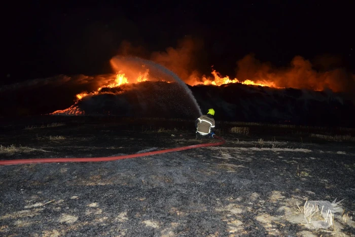 Grote stapel met wilgenhout vliegt in brand