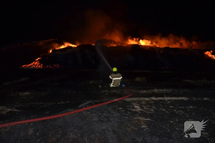Grote stapel met wilgenhout vliegt in brand