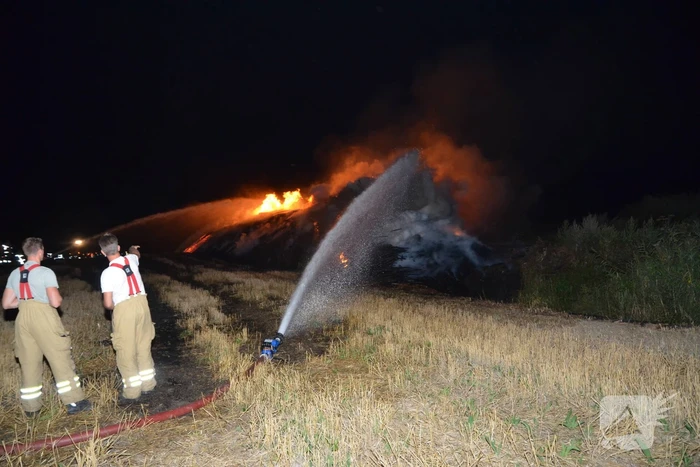 Grote stapel met wilgenhout vliegt in brand