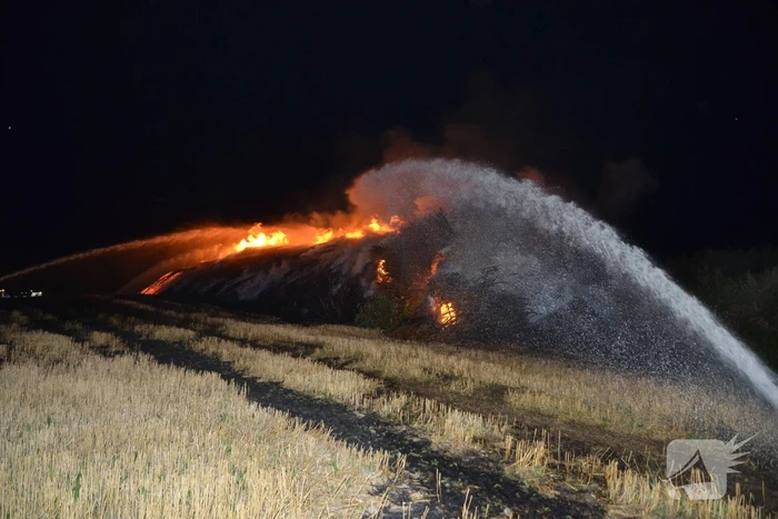 Grote stapel met wilgenhout vliegt in brand