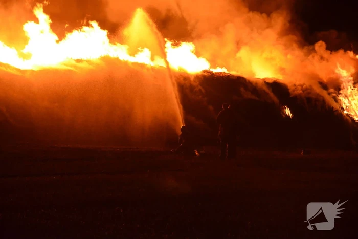 Grote stapel met wilgenhout vliegt in brand