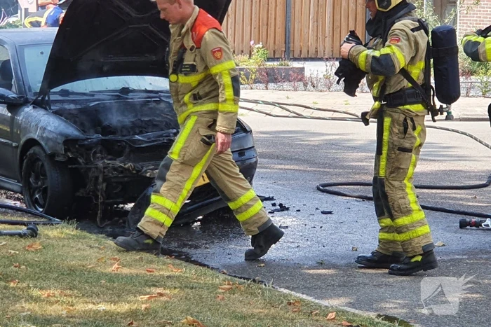 Personenauto in lichterlaaie