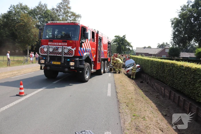 Automobiliste raakt met auto van de weg belandt in droge sloot