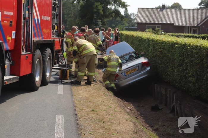 Automobiliste raakt met auto van de weg belandt in droge sloot