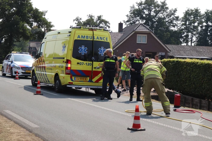 Automobiliste raakt met auto van de weg belandt in droge sloot
